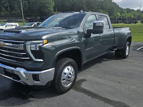 New 2026 Chevrolet Silverado 3500 LTZ w/ LTZ Convenience Package AWD/4WD image 2