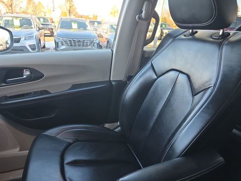 Used 2023 Chrysler Pacifica Touring-L image 21