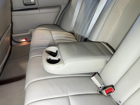 Used 2007 Lincoln Town Car Signature RWD image 55