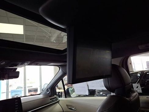 Used 2024 Toyota Sienna Platinum image 12