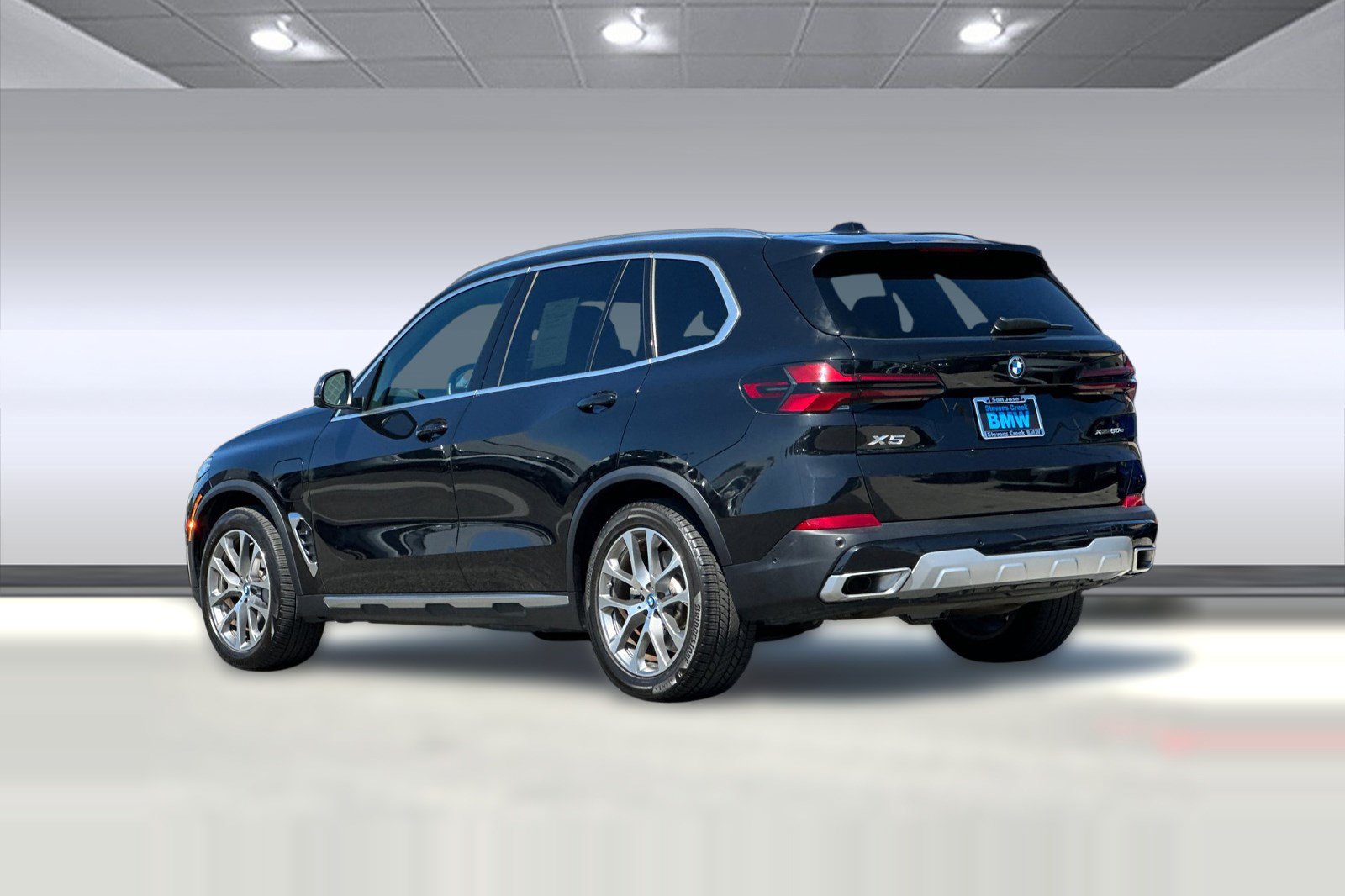 Used 2024 BMW X5 xDrive50e w/ Premium Package AWD/4WD image 3
