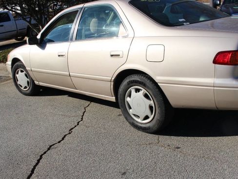 Used 2000 Toyota Camry LE image 1