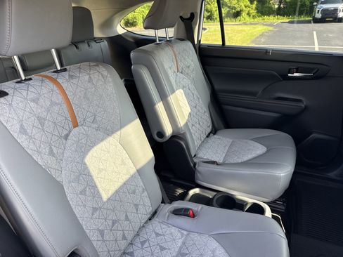 Used 2023 Toyota Highlander Bronze Edition image 30