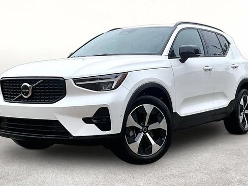 Certified 2025 Volvo XC40 B5 Plus AWD/4WD image 15