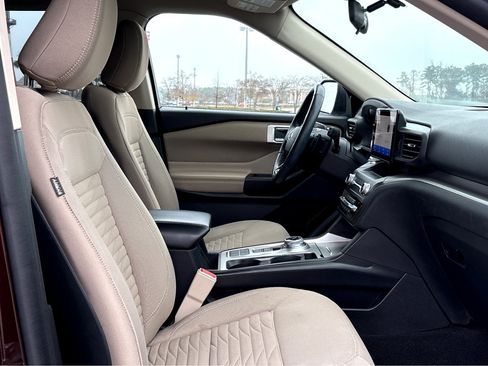 Used 2020 Ford Explorer XLT w/ Comfort Package image 10