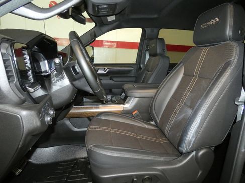 Used 2025 Chevrolet Silverado 2500 High Country w/ Midnight Edition AWD/4WD image 9