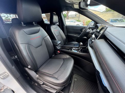 Used 2025 Jeep Compass Trailhawk image 35