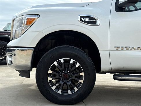 Used 2017 Nissan Titan SL image 5