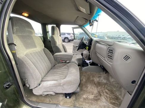 Used 2001 Chevrolet S10 Pickup LS w/ Preferred Equipment Group RWD image 22