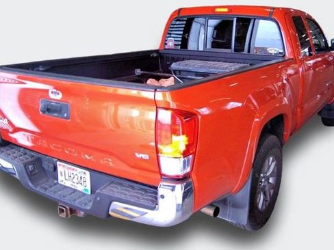 Used 2016 Toyota Tacoma SR5 w/ SR5 Appearance Package (DN) AWD/4WD image 3