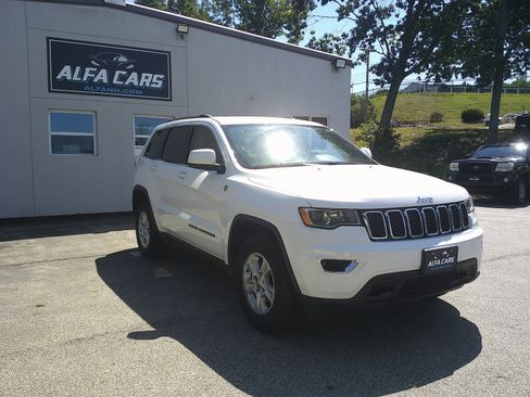Used 2017 Jeep Grand Cherokee Laredo w/ Quick Order Package 23E AWD/4WD image 3