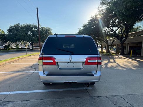 Used 2012 Lincoln Navigator L 2WD image 4