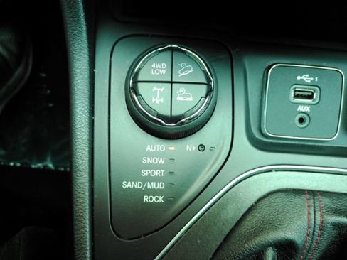 Used 2020 Jeep Cherokee Trailhawk AWD/4WD image 44