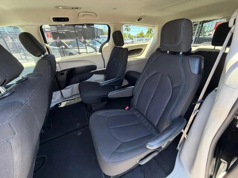 Used 2021 Chrysler Pacifica Touring FWD image 23