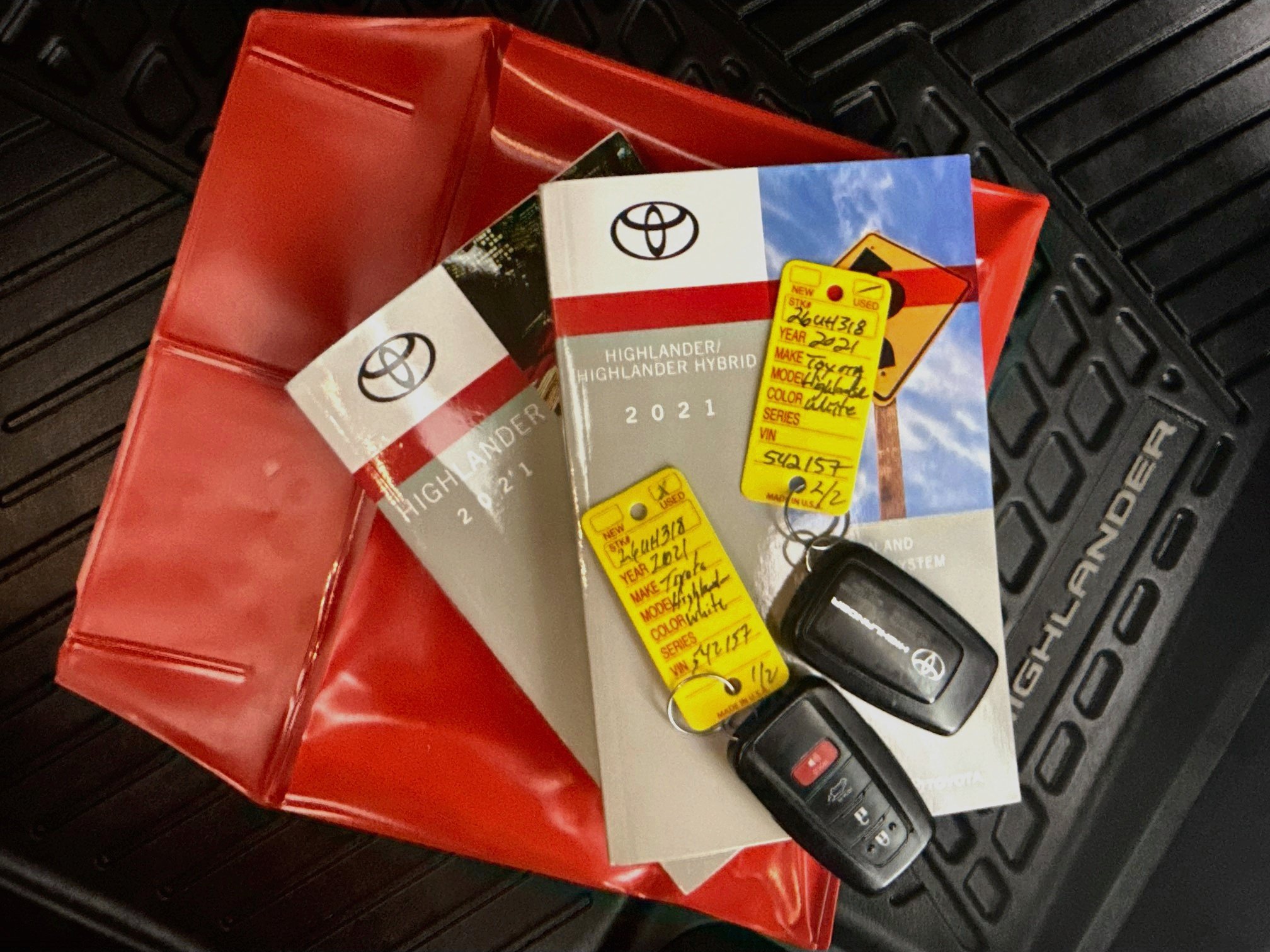 Used 2021 Toyota Highlander XLE AWD/4WD image 37