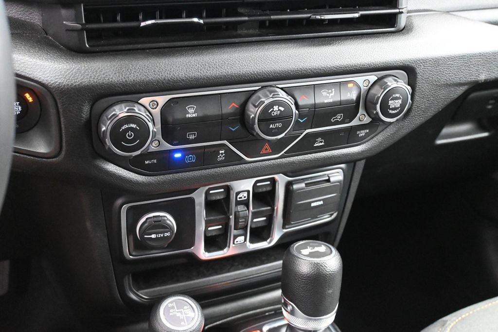 Used 2024 Jeep Wrangler Unlimited AWD/4WD image 17