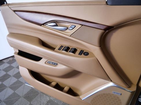 Used 2017 Cadillac Escalade Platinum image 28