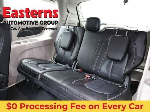 Used 2023 Chrysler Pacifica Touring-L FWD image 27