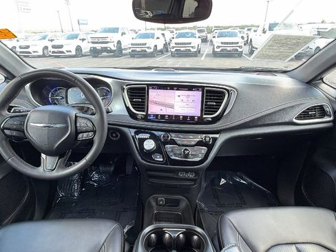 Used 2024 Chrysler Pacifica Limited FWD image 16