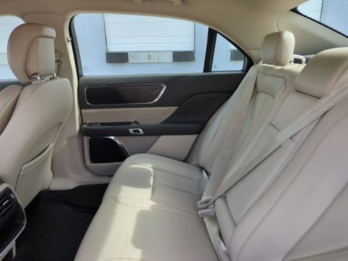 Used 2017 Lincoln Continental Select FWD image 19
