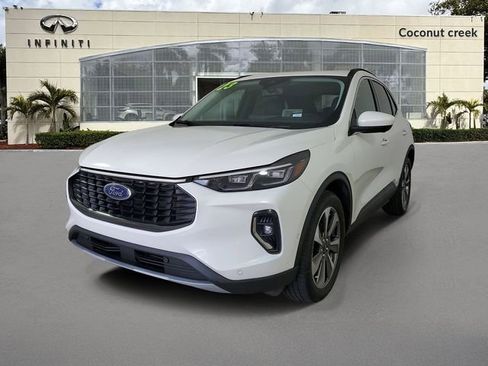 Used 2023 Ford Escape Platinum w/ Premium Technology Package image 3