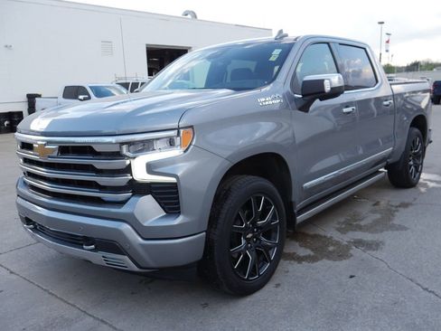 Used 2024 Chevrolet Silverado 1500 High Country w/ Technology Package AWD/4WD image 4
