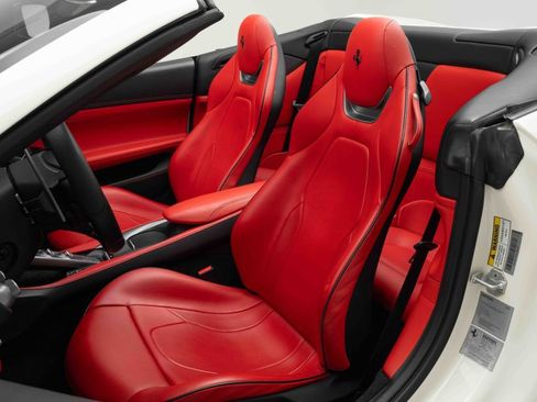 Used 2020 Ferrari Portofino image 11