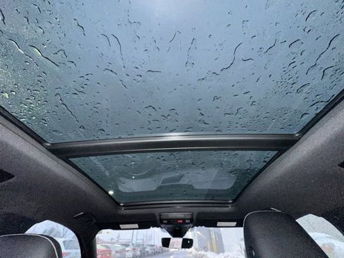 Certified 2022 Volkswagen Tiguan SEL R-Line image 28