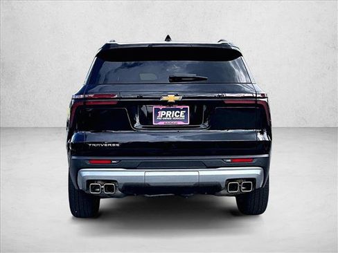 Used 2025 Chevrolet Traverse LT FWD image 4