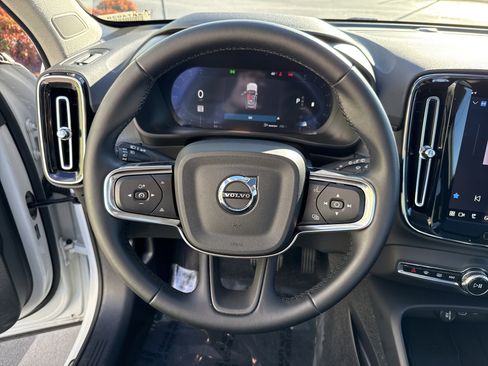 Used 2025 Volvo XC40 B5 Core image 18