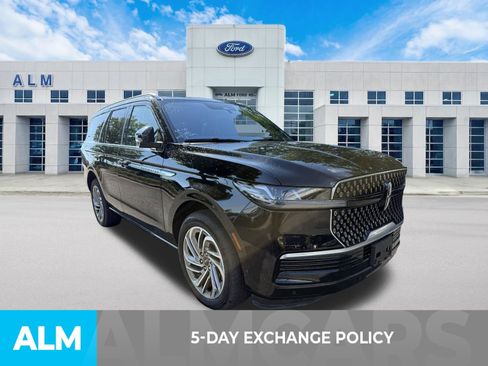 Used 2025 Lincoln Navigator Reserve AWD/4WD image 3