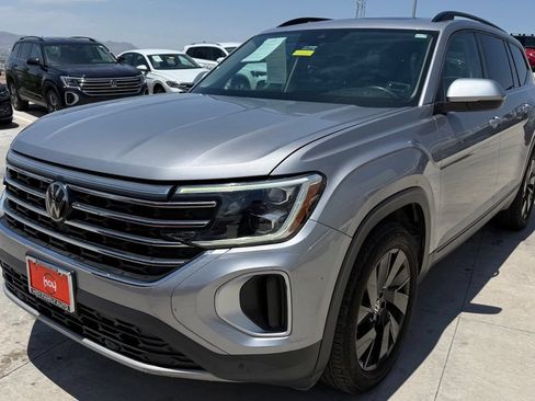 Used 2024 Volkswagen Atlas SE w/ Panoramic Sunroof Package FWD image 3