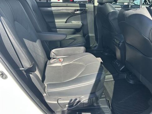Used 2023 Toyota Highlander Platinum image 26