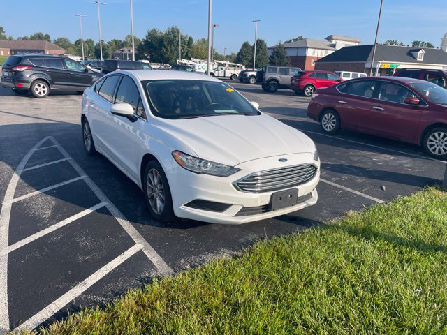Used 2017 Ford Fusion SE FWD image 2