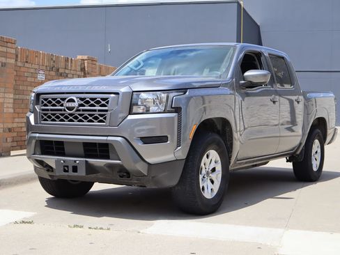 Used 2024 Nissan Frontier SV AWD/4WD image 2