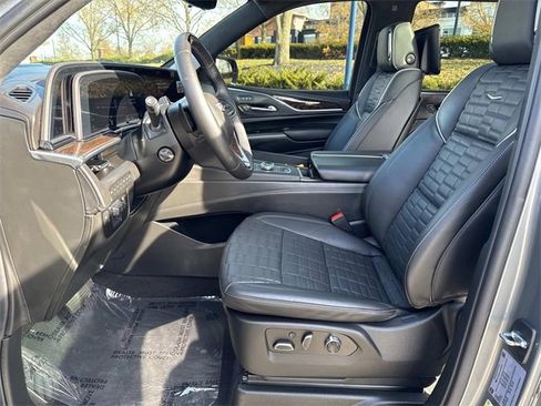 Certified 2022 Cadillac Escalade Sport Platinum w/ Heavy-Duty Trailer Package image 19