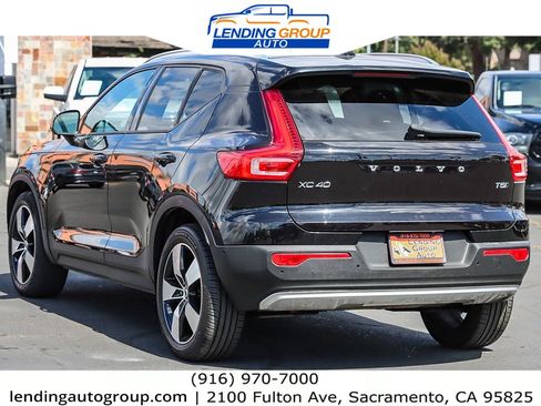 Used 2019 Volvo XC40 T5 Momentum image 2