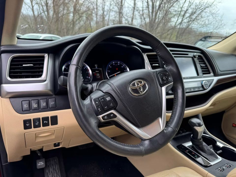 Used 2015 Toyota Highlander Limited Platinum AWD/4WD image 11
