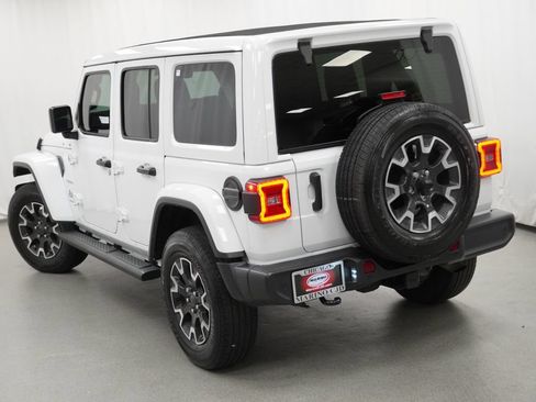 Used 2024 Jeep Wrangler Unlimited Sahara w/ Technology Group AWD/4WD image 19