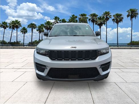 Used 2023 Jeep Grand Cherokee Altitude AWD/4WD image 2