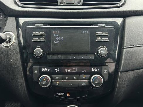 Used 2017 Nissan Rogue SV AWD/4WD image 20