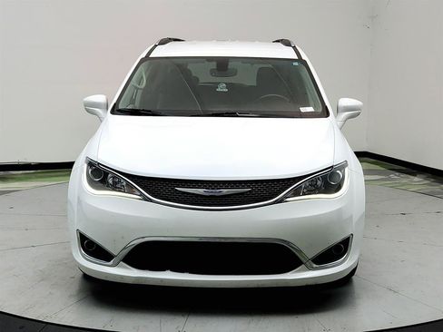 Used 2020 Chrysler Pacifica Touring-L Plus FWD image 2