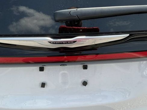 Used 2025 Chrysler Pacifica Select FWD image 9