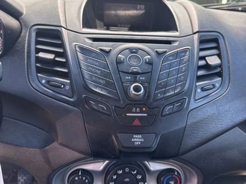 Used 2018 Ford Fiesta SE image 2