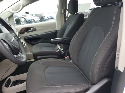 Used 2023 Chrysler Voyager LX image 16