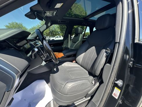 Used 2025 Land Rover Range Rover SE AWD/4WD image 13
