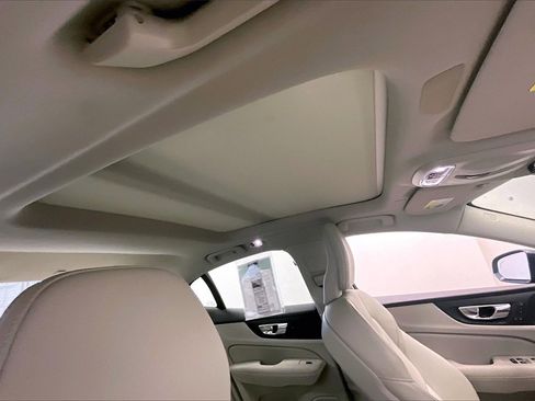 Used 2019 Volvo S60 T6 Momentum w/ Premium Package image 23