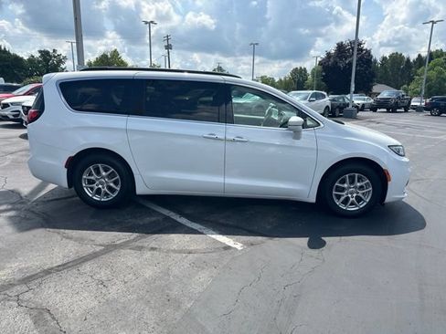 Used 2022 Chrysler Pacifica Touring-L FWD image 3