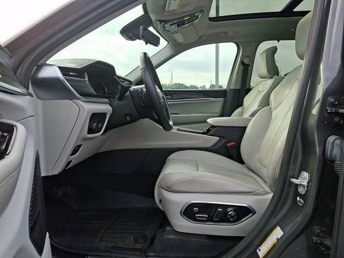 Used 2022 Jeep Grand Cherokee L Overland w/ Luxury Tech Group IV AWD/4WD image 16
