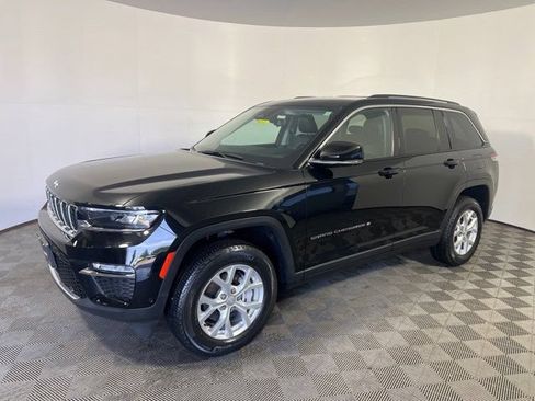Used 2023 Jeep Grand Cherokee Limited w/ Luxury Tech Group II AWD/4WD image 3